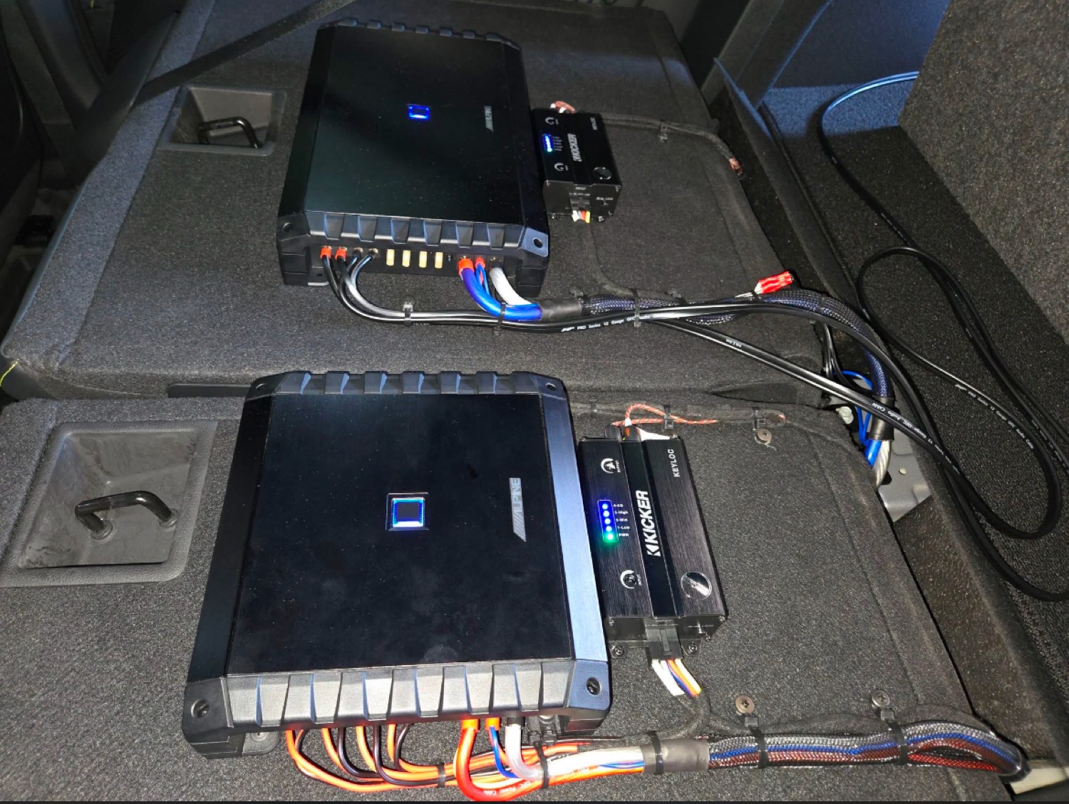 Kicker and Taramps amplifier installation